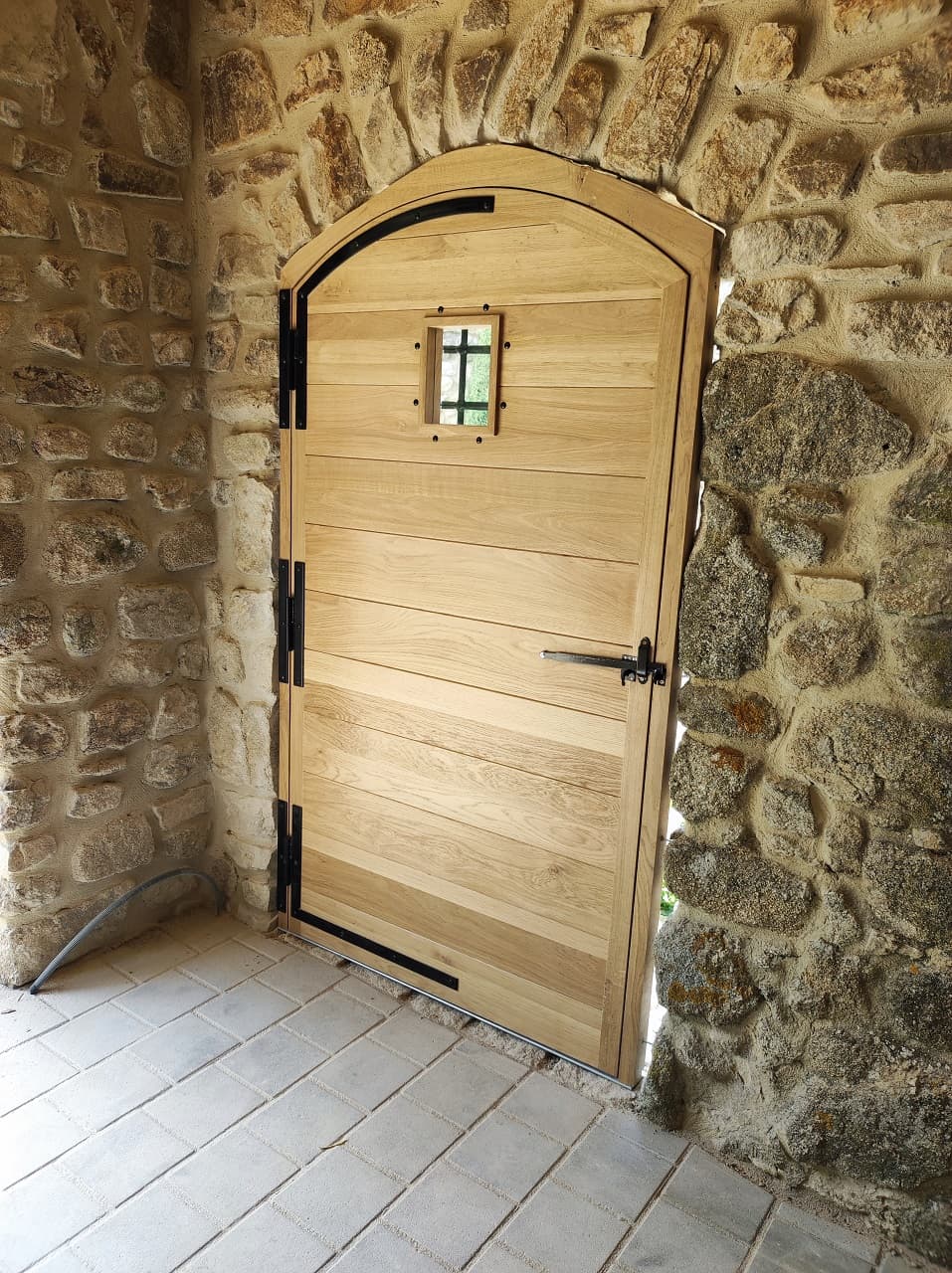 Vue de l'intérieur d'une porte cintrée en bois faite sur mesure