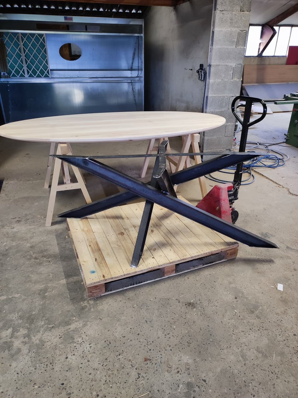 Fabrication des pieds de table sur mesure en metal avant assemblage du plateau