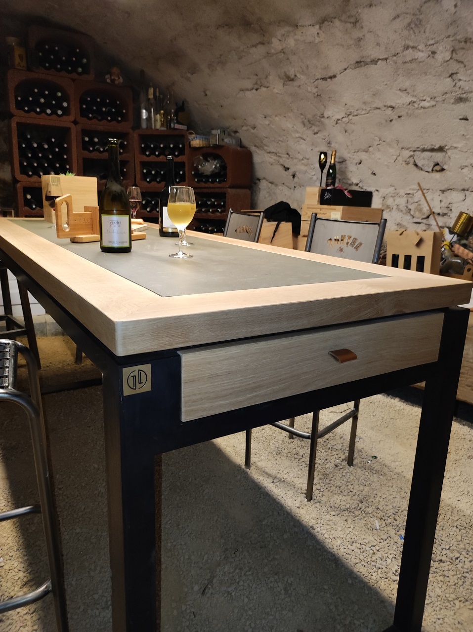 Table en bois sur mesure pour caviste afin de déguster les vins du vignoble